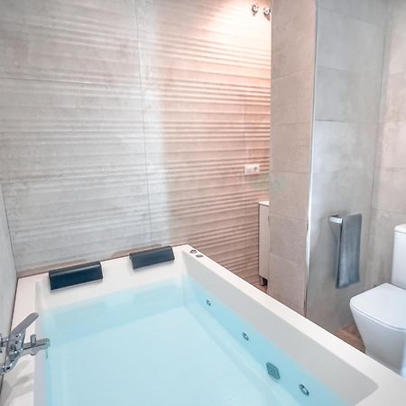 Acogedor Estudio En Triana Con Jacuzzi Y Wifi Siviglia Esterno foto
