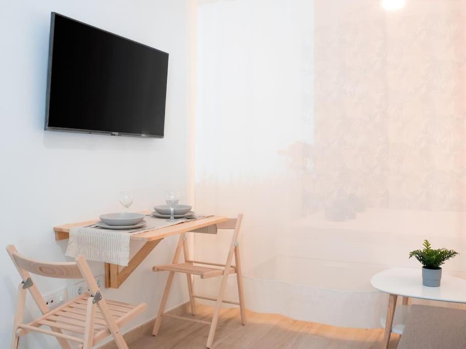 Acogedor Estudio En Triana Con Jacuzzi Y Wifi Siviglia Esterno foto