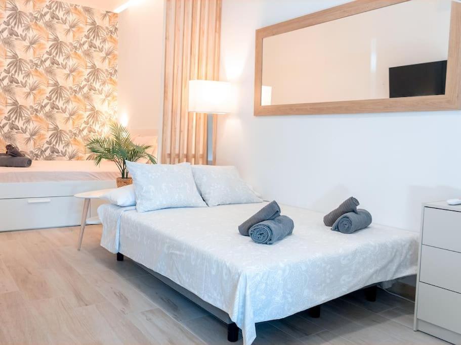 Acogedor Estudio En Triana Con Jacuzzi Y Wifi Siviglia Esterno foto