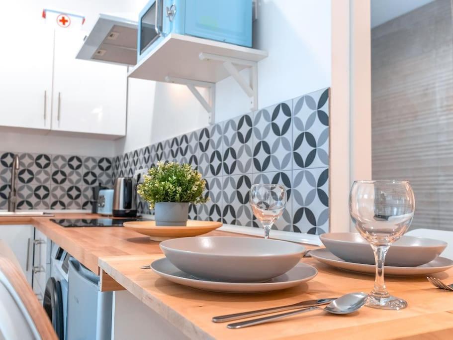 Acogedor Estudio En Triana Con Jacuzzi Y Wifi Siviglia Esterno foto