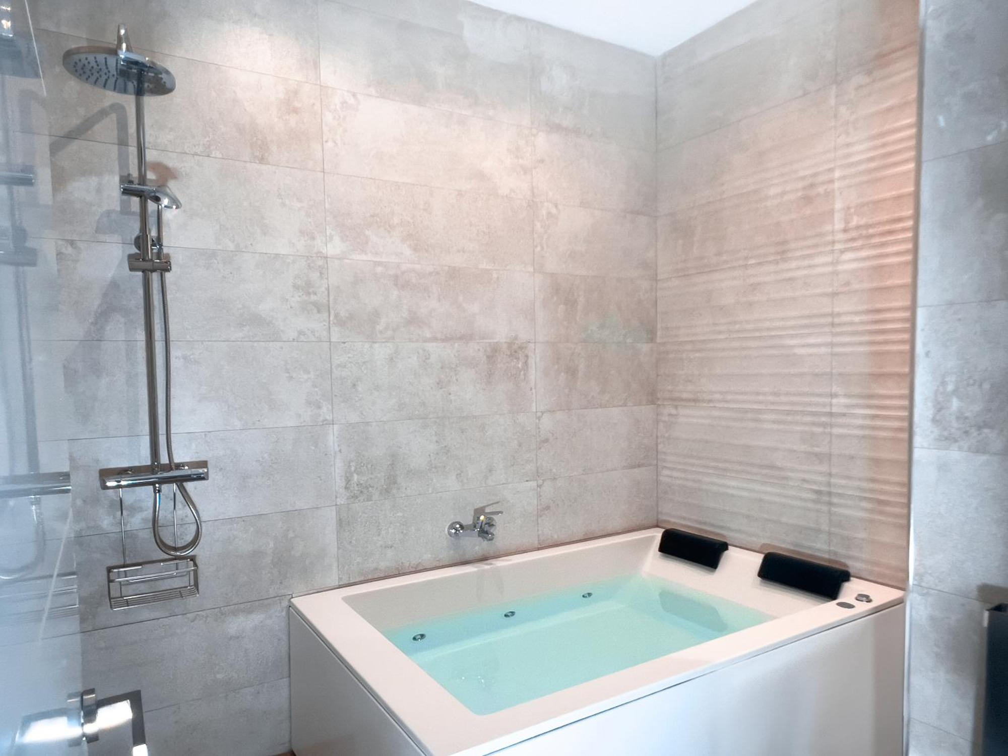 Acogedor Estudio En Triana Con Jacuzzi Y Wifi Siviglia Esterno foto