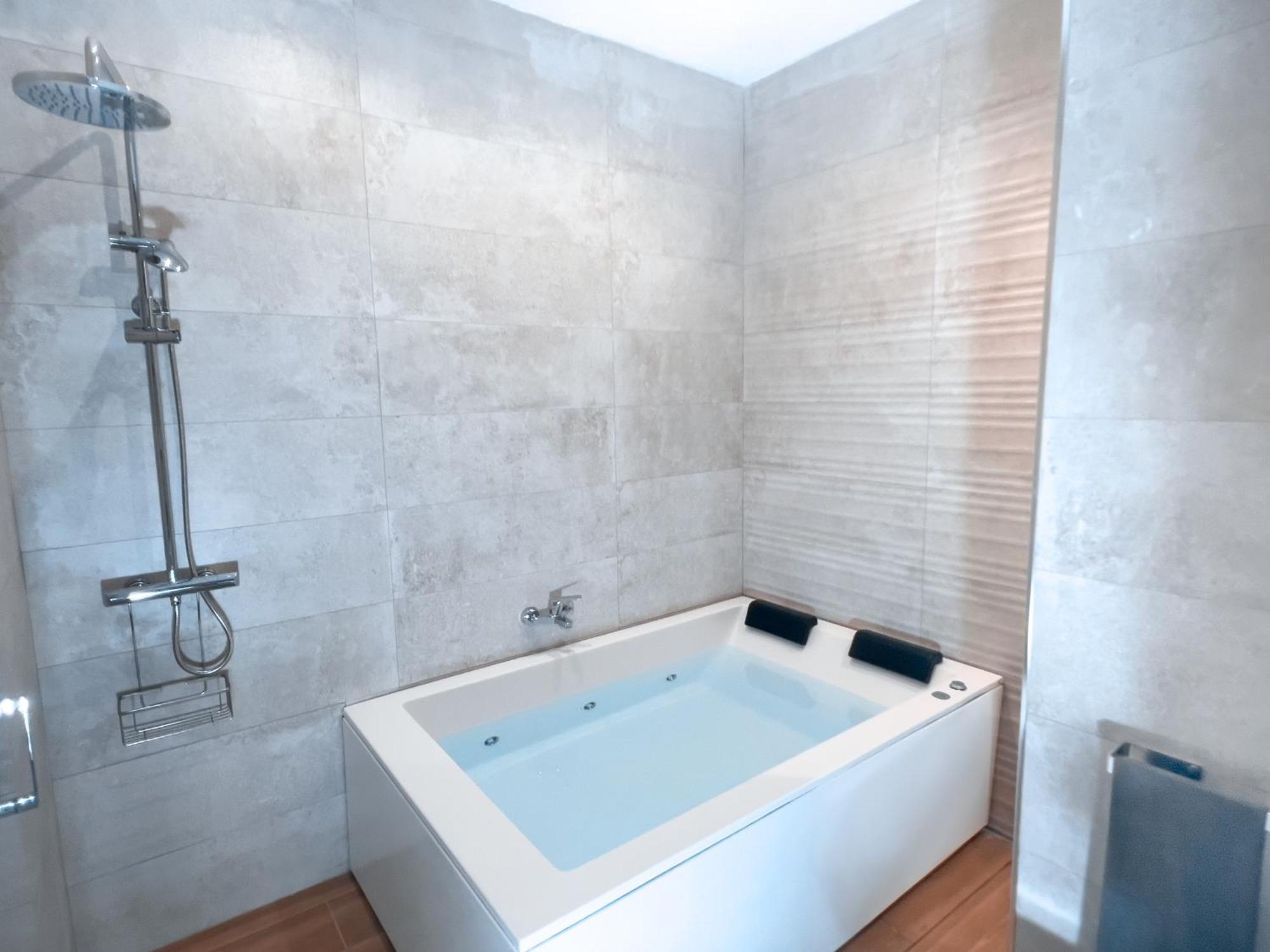 Acogedor Estudio En Triana Con Jacuzzi Y Wifi Siviglia Esterno foto